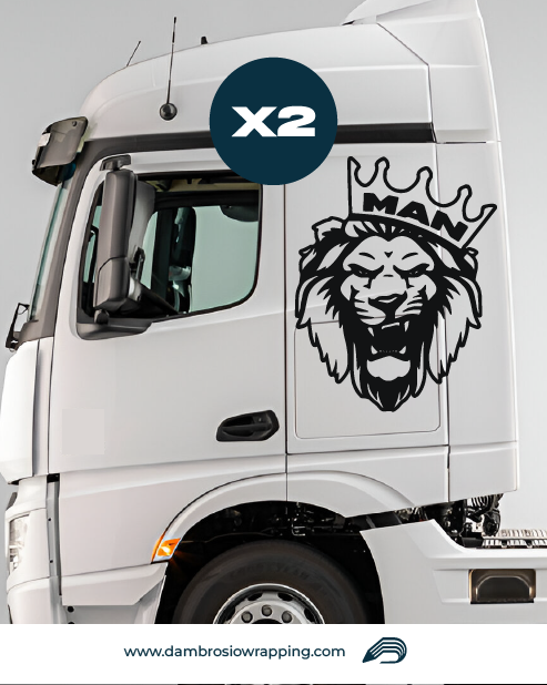 Kit 2 Adesivi per Laterale Camion - Leone Man con Corona