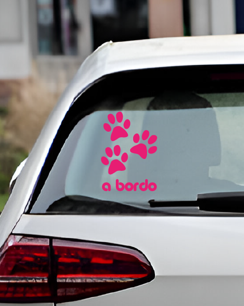 Adesivo 3 Zampe Cane con testo "a bordo"