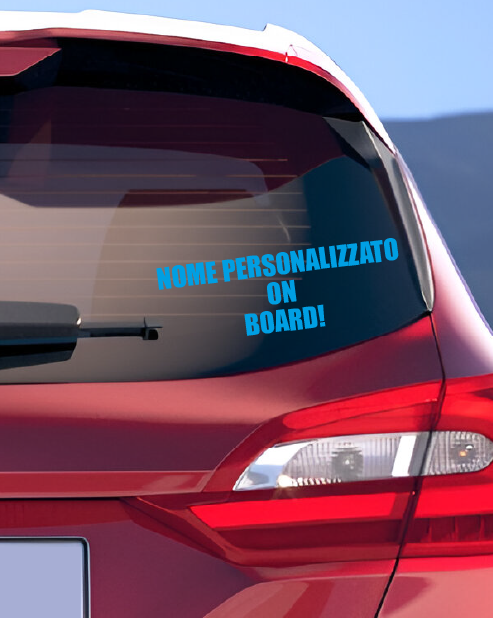 Adesivo scritta "(Nome Personalizzato) on board" in maiuscolo